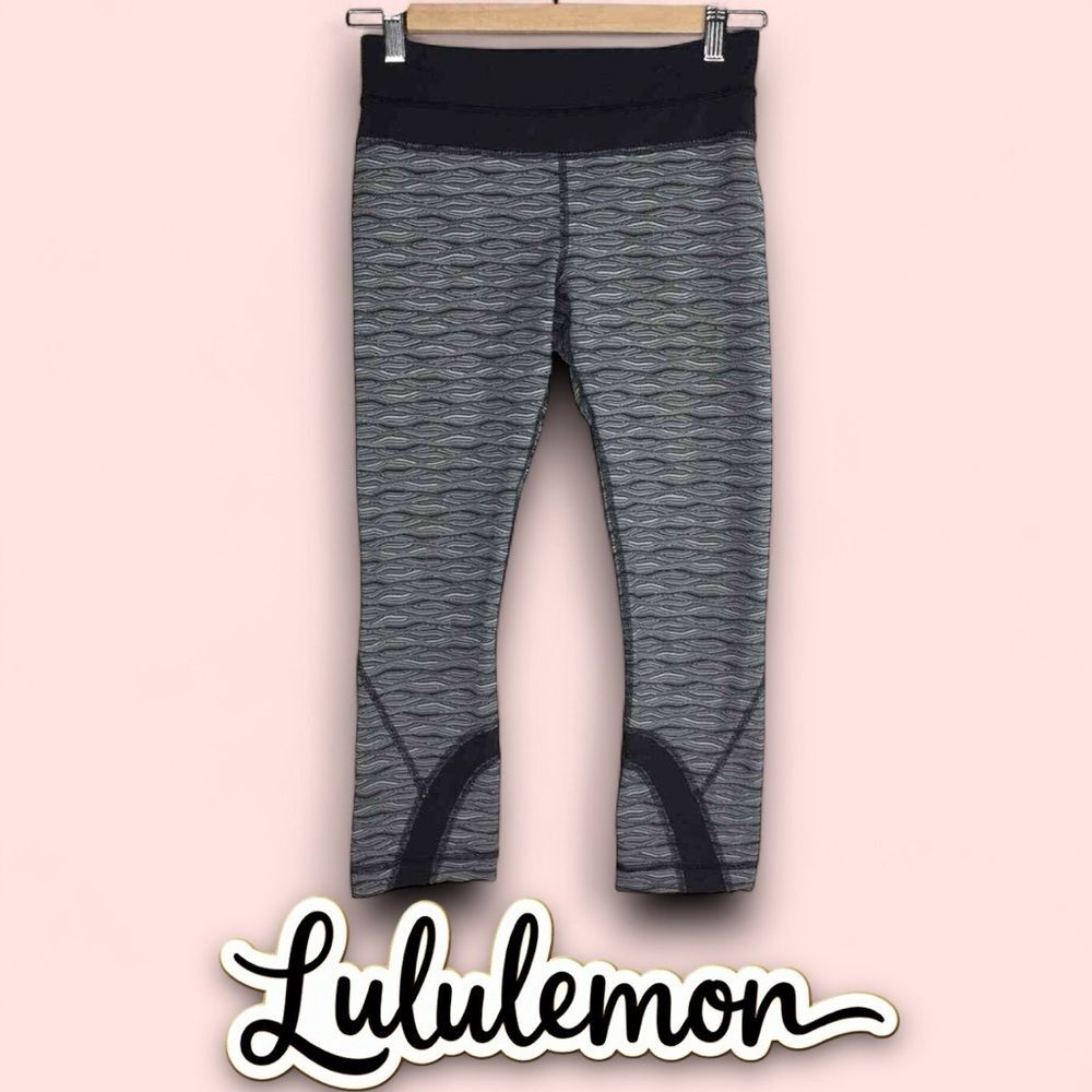 Preowned Lululemon Women's pace rival waves cropped leggings - size 6